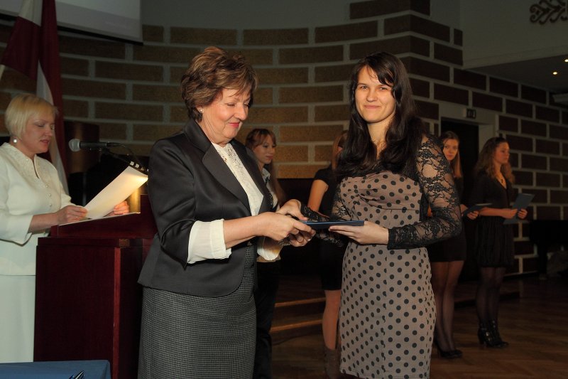 Latvijas Universitātes Fonda stipendiātu sveikšana. LU pilnvarotā pārstāve Rūta Krastiņa un 	'M.M.V.Petkevičs piemiņas stipendijas'	stipendiāte	Endija	Maraka	.