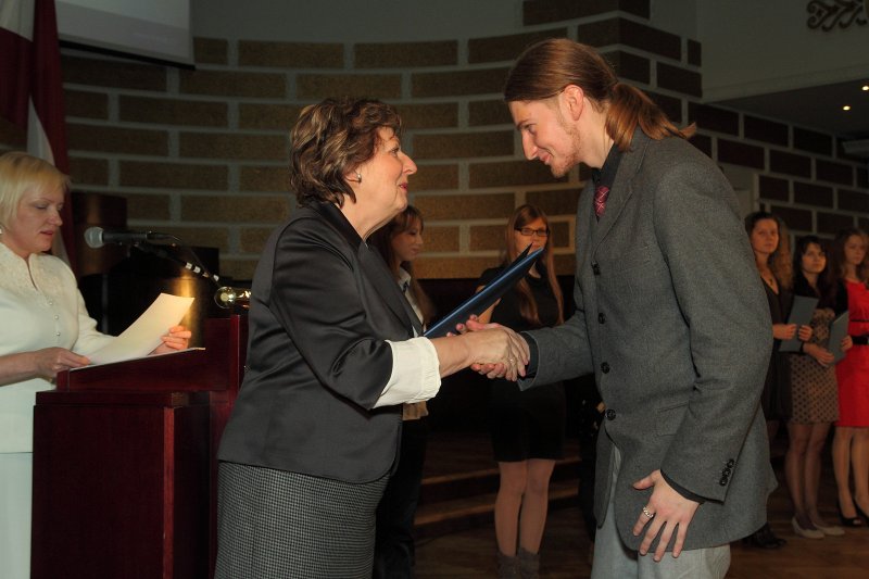Latvijas Universitātes Fonda stipendiātu sveikšana. LU pilnvarotā pārstāve Rūta Krastiņa un 	'M.M.V.Petkevičs piemiņas stipendijas'	stipendiāts	Eduards	Plankājs	.