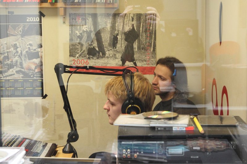 Intervija ar Latvijas Radio vadītāju Jāni Siksni radio NABA studijā. Radio NABA raidījuma 'Rīta kofeīns' vadītāji Atis Sinka (pa kreisi) un Ivo Rode.
