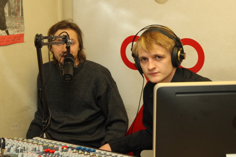 Intervija ar Latvijas Radio vadītāju Jāni Siksni radio NABA studijā. Radio NABA raidījuma 'Rīta kofeīns' vadītāji Ivo Rode (pa kreisi) un Atis Sinka.