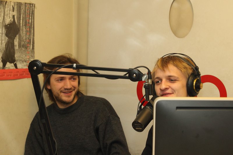 Intervija ar Latvijas Radio vadītāju Jāni Siksni radio NABA studijā. Radio NABA raidījuma 'Rīta kofeīns' vadītāji Ivo Rode (pa kreisi) un Atis Sinka.