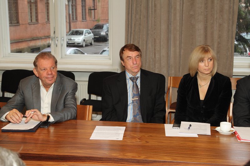 BIRTI pirmā investoru sapulce. No kreisās: Kirovs Lipmans – A/S Grindeks padomes priekšsēdētājs; Prof.Ivars Kalviņš – BIRTI padomes priekšsēdētājs; Gunta Rača - BIRTI projekta koordinatore.
