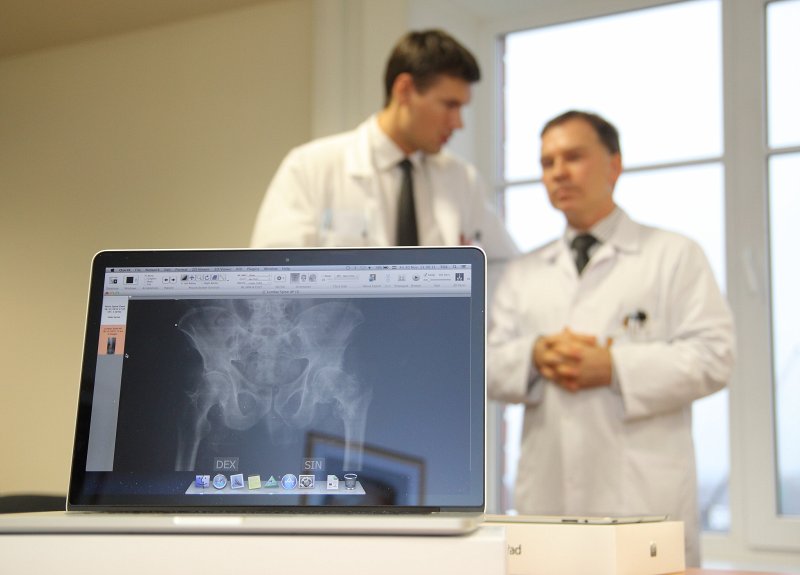 Latvijas Universitātes Medicīnas fakultātes Diagnostikas darba stacijas atklāšana Traumatoloģijas un ortopēdijas slimnīcas 
telpās.<br>
Darba stacija paredzēta ortopēdisko un radioloģisko attēlu interpretācijai ārstniecības studentu apmācībai. Darbstacijas dators.
