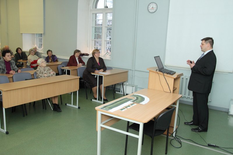 Latvijas Universitātes Senioru kluba lekcija par senioru ciematu «Dalbes līcsi». 'Dalbes līcis' projekta vadītājs Kaspars Krūmiņš.