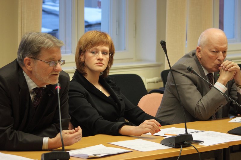 LR Saeimas tautsaimniecības komisijas Inovāciju un zinātnes apakškomisijas izskata jautājumu par Baltijas Inovatīvo pētījumu un tehnoloģiju platformas (BIRTI) projekta attīstības gaitu. No kreisās:  LR Saeimas deputāti 
Atis Lejiņš, Zanda Kalniņa-Lukaševica, Andris Buiķis.