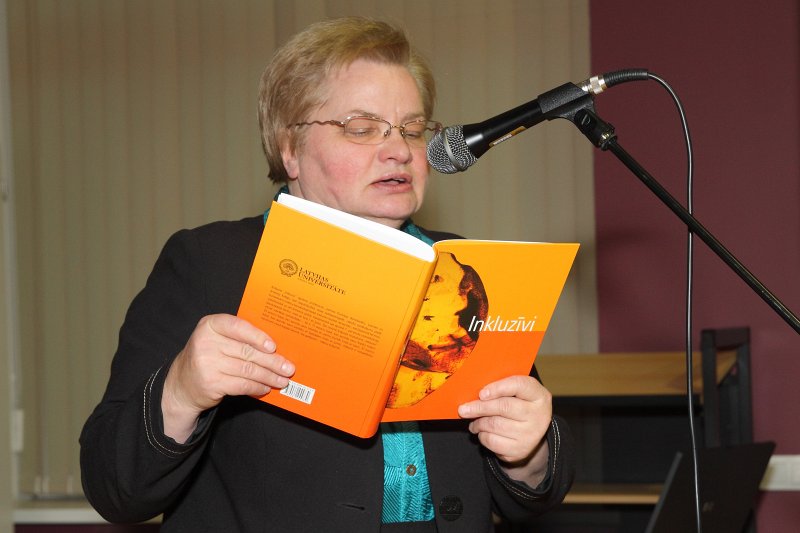 Grāmatu «Suitijā» un «Inkluzīvi» prezentācija. Grāmatas 'Inkluzīvi' sastādītāja LU HZF profesore Janīna Kursīte-Pakule.