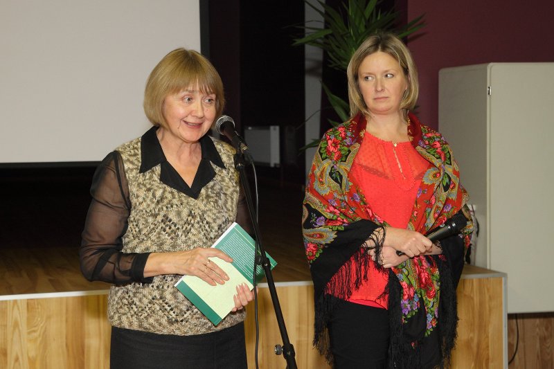 Grāmatu «Suitijā» un «Inkluzīvi» prezentācija. Tartu Universitātes docente Svetlana Jevstratova (pa kreisi).