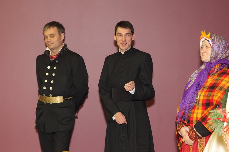 Grāmatu «Suitijā» un «Inkluzīvi» prezentācija. Alsungas novada domes priekšsēdētājs Grigorijs Rozentāls (pa kreisi) un Sv. Miķeļa Alsungas katoļu baznīcas prāvests Andris Vasiļevskis.