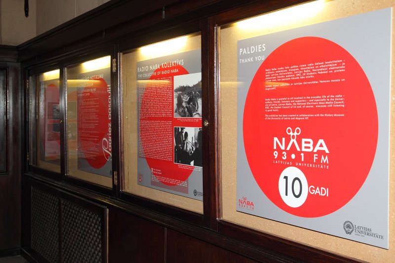 Latvijas Universitātes radio NABA 10 gadu jubilejai veltīta izstāde LU galvenās ēkas vestibilā. null