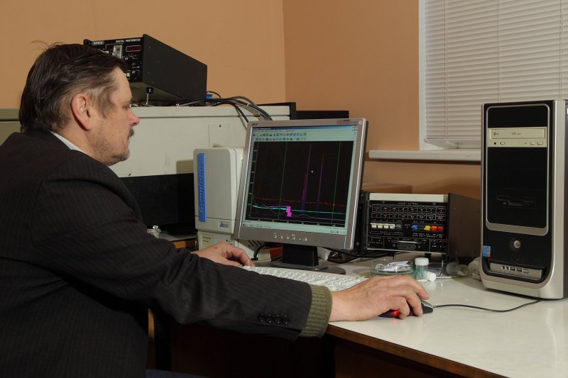 Latvijas Universitātes Cietvielu fizikas institūts. Cietās vielas jonikas laboratorija. Vadošais pētnieks Dr. phys. Jevgēņijs Gabrusenoks analizē nanostrukturētu stikla šķiedru Ramana spektrus.