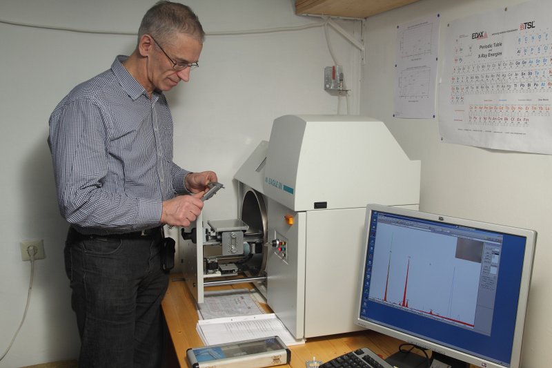 Latvijas Universitātes Cietvielu fizikas institūts. Amorfo materiālu spektroskopijas laboratorija. Amorfo materiālu spektroskopijas laboratorijas vadītājs Linards Skuja
darbā pie rentgenfluorescences mikroanalīzes iekārtas.