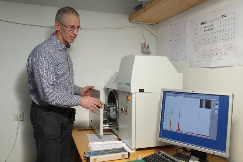 Latvijas Universitātes Cietvielu fizikas institūts. Amorfo materiālu spektroskopijas laboratorija. Amorfo materiālu spektroskopijas laboratorijas vadītājs Linards Skuja
darbā pie rentgenfluorescences mikroanalīzes iekārtas.