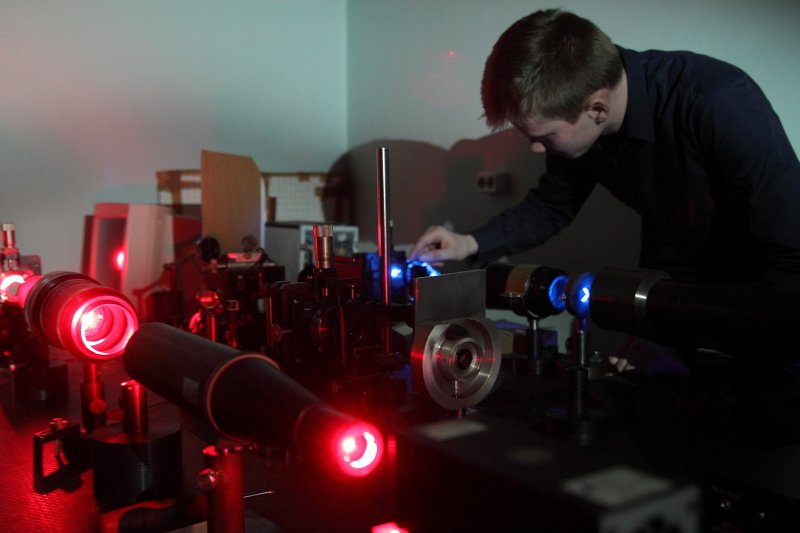 Latvijas Universitātes Cietvielu fizikas institūts. Optiskā ieraksta laboratorija. Jaunais zinātnieks Mārtiņš Jirgensons pie difraktīvās optikas elementu ieraksta iekārtas.