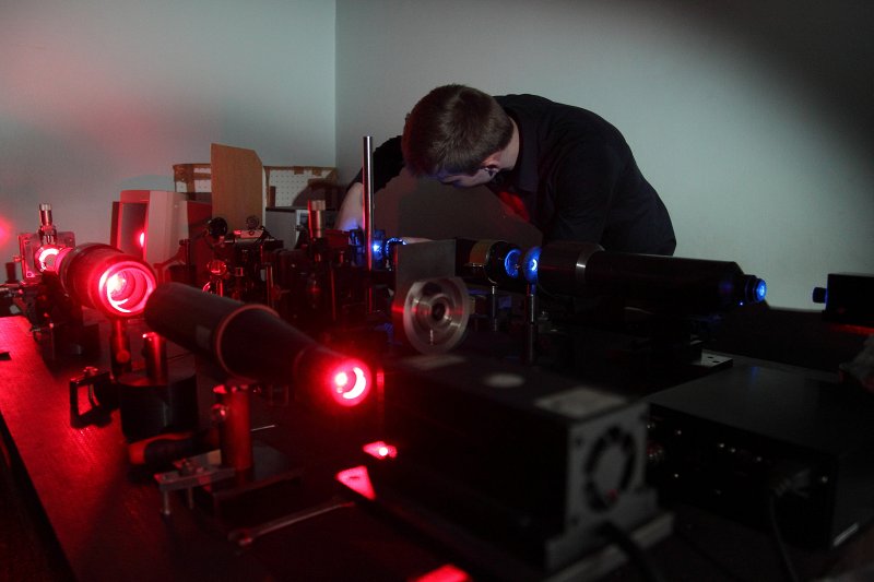 Latvijas Universitātes Cietvielu fizikas institūts. Optiskā ieraksta laboratorija. Jaunais zinātnieks Mārtiņš Jirgensons pie difraktīvās optikas elementu ieraksta iekārtas.