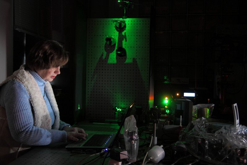 Latvijas Universitātes Cietvielu fizikas institūts. Optiskā ieraksta laboratorija. Vadošā pētniece Dr. phys. Māra Reinfelde seko hologrāfiskā ieraksta kinētikai.