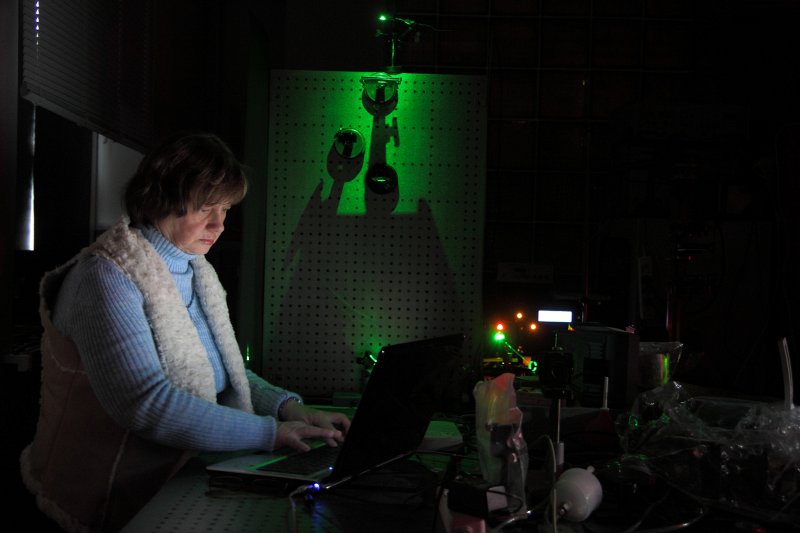 Latvijas Universitātes Cietvielu fizikas institūts. Optiskā ieraksta laboratorija. Vadošā pētniece Dr. phys. Māra Reinfelde seko hologrāfiskā ieraksta kinētikai.