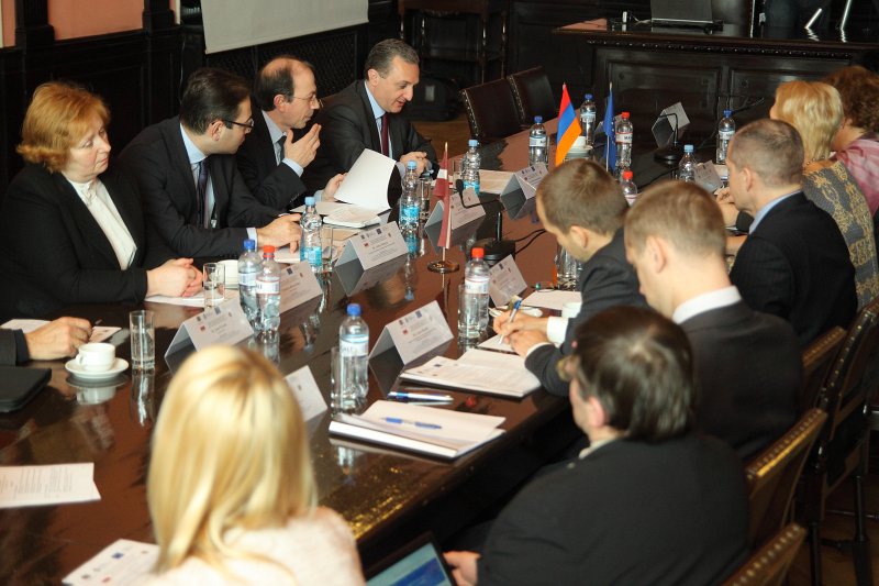 Apaļā galda diskusija «Latvija – ES Austrumu partnerība: fokuss uz Armēniju», 
ko organizē LU Žana Monē Izcilības centrs sadarbībā ar Latvijas Ārlietu ministriju un Armēnijas vēstniecību Latvijā. null
