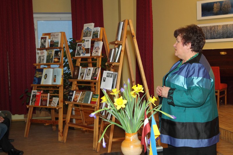 V. Vernadska Ukrainas Nacionālās bibliotēkas grāmatu dāvinājuma svinīga nodošana LU Akadēmiskajai bibliotēkai par godu Ukrainas Vienotības dienai. LU Akadēmiskās bibliotēkas direktore Venta Kocere.