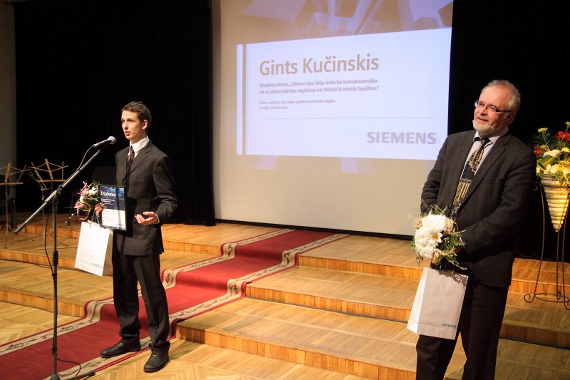 Vernera fon Sīmensa Izcilības balvas (Werner von Siemens Excellence Award) pasniegšanas ceremonija (Rīgas Tehniskajā Universitātē, Kaļķu ielā 1). Vernera fon Sīmensa Izcilības balvas laureāts Gints Kučinskis (pa kreisi) un 
viņa darba vadītājs Dr.chem. Gunārs Bajārs.
