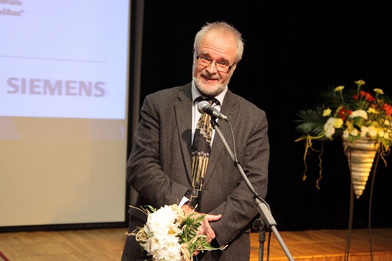 Vernera fon Sīmensa Izcilības balvas (Werner von Siemens Excellence Award) pasniegšanas ceremonija (Rīgas Tehniskajā Universitātē, Kaļķu ielā 1). Vernera fon Sīmensa Izcilības balvas laureāta Ginta Kučinska darba vadītājs Dr.chem. Gunārs Bajārs.