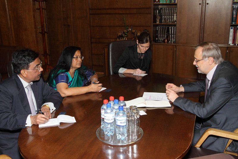 Indijas vēstniece Latvijā Banašrī Bose Harisone (Banashri Bose Harrison) tiekas ar Latvijas Universitātes rektoru prof. Mārci Auziņu. null