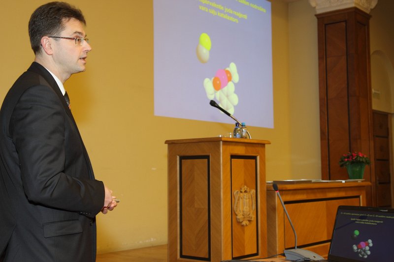 Latvijas 2012. gada zinātnes sasniegumu prezentācija un tikšanās ar autoriem Latvijas Zinātņu akadēmijas svinīgajā sēdē. LU ĶF profesors Edgars Sūna.