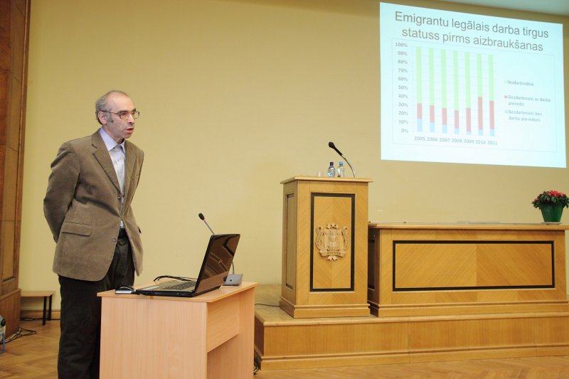 Latvijas 2012. gada zinātnes sasniegumu prezentācija un tikšanās ar autoriem Latvijas Zinātņu akadēmijas svinīgajā sēdē. LU EVF profesors Mihails Hazans.