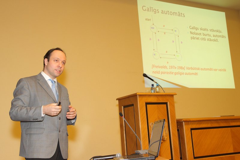 Latvijas 2012. gada zinātnes sasniegumu prezentācija un tikšanās ar autoriem Latvijas Zinātņu akadēmijas svinīgajā sēdē. LU FMF asociētais profesors Vjačeslavs Kaščejevs.