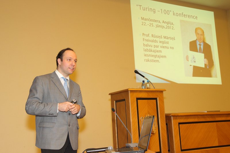 Latvijas 2012. gada zinātnes sasniegumu prezentācija un tikšanās ar autoriem Latvijas Zinātņu akadēmijas svinīgajā sēdē. LU FMF asociētais profesors Vjačeslavs Kaščejevs.