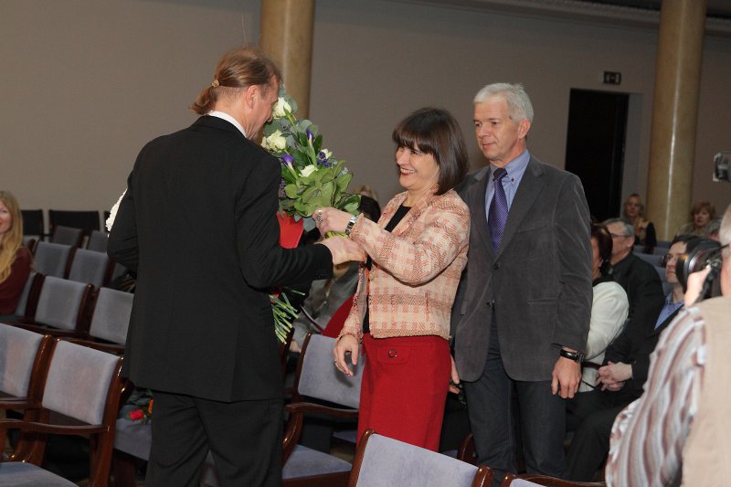 Latvijas Universitātes darbinieku sapulce, Latvijas Universitātes Gada balvu pasniegšana. Latvijas Universitātes 2012. Gada balvas par sasniegumiem zinātnē laureātu Andreju Ērgli (pa kreisi) sveic kolēģi.