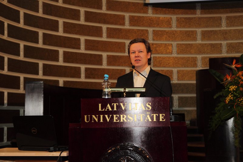 Latvijas Universitātes 71. konference. Plenārsēde «2012. gada Nobela prēmijas literatūrā, medicīnā, fizikā un mēs». LU Datorikas fakultātes profesors Andris Ambainis lasa referātu 
'Kvantu fizika un kvantu skaitļošana'.