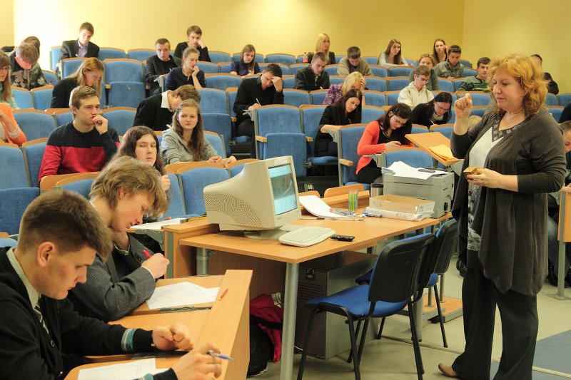 Ekonomikas 14. olimpiāde Latvijas Universitātes Ekonomikas un vadības fakultātē. Pa kreisi - lektore Irina Bausova.