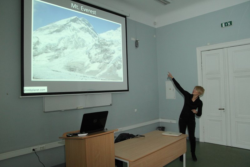 Latvijas Universitātes Senioru kluba lekcija. Olga Kotova, pirmā alpīniste no Baltijas, kas uzkāpusi Everestā, stāsta par savu kāpienu 2012. gadā. null