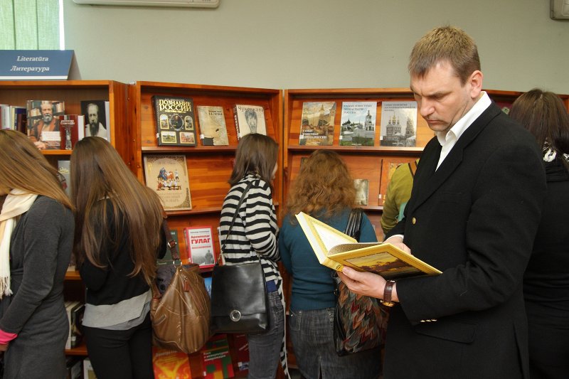 Aleksandra Solžeņicina Krievu aizrobežas nama 
dāvāto grāmatu izstādes atklāšanā Latvijas Universitātes Bibliotēkas Humanitāro zinātņu bibliotēkā. null