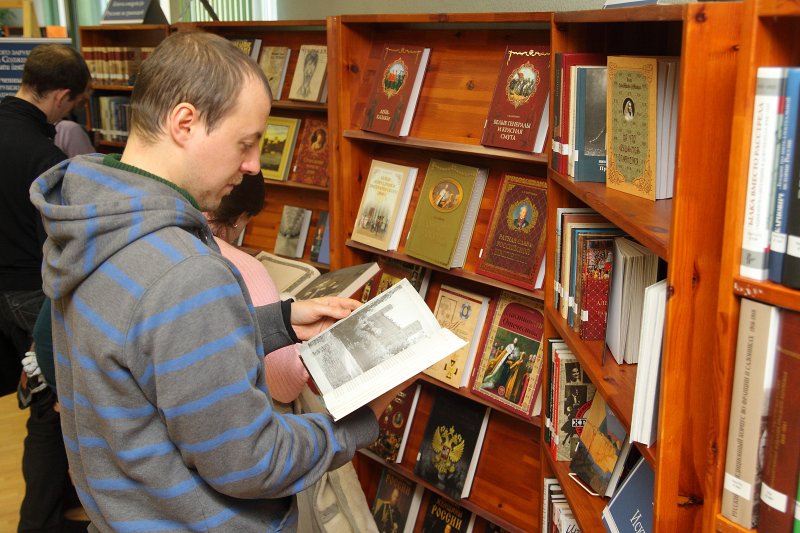 Aleksandra Solžeņicina Krievu aizrobežas nama 
dāvāto grāmatu izstādes atklāšanā Latvijas Universitātes Bibliotēkas Humanitāro zinātņu bibliotēkā. null