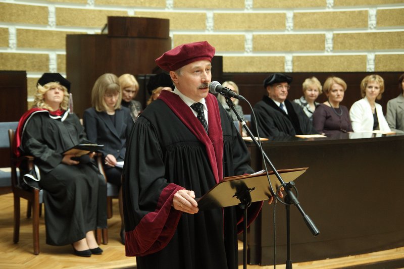 Latvijas Universitātes Medicīnas fakultātes Māszinību profesionālās augstākās izglītības bakalaura studiju programmas absolventu izlaidums. LU Medicīnas fakultātes asoc. profesors Mārcis Leja.