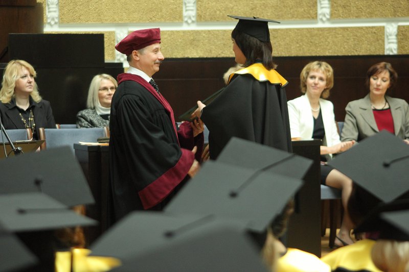 Latvijas Universitātes Medicīnas fakultātes Māszinību profesionālās augstākās izglītības bakalaura studiju programmas absolventu izlaidums. LU Medicīnas fakultātes asoc. profesors Mārcis Leja pasniedz absolventa diplomu.