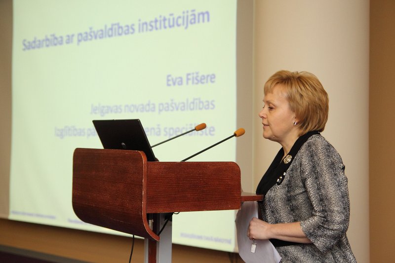 ESF projekts «Atbalsta programmu izstrāde un īstenošana sociālās atstumtības riskam pakļauto jauniešu atbalsta sistēmas izveidei» (Vienošanās Nr.2010/0328/1DP/1.2.2.4.1/10/IPIA/VIAA/002) 4.9. aktivitātes ieviešanas seminārs (viesnīcā «Radisson Blu Latvia») Eva Fišere (Jelgavas novada pašvaldības Izglītības pārvalde, projekta koordinatore).
