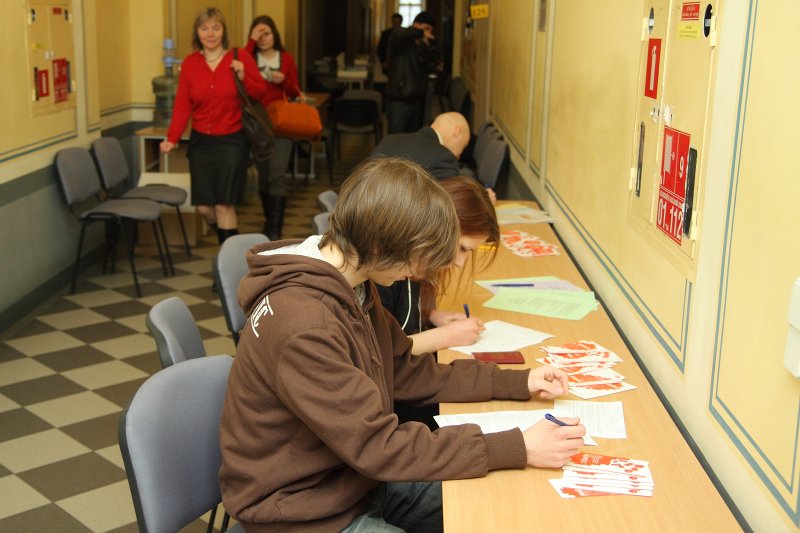 Akcija «Lieldienu donors 2013», ko rīko Latvijas Studentu vortāls «StudentNet» sadarbībā ar Valsts asinsdonoru centru un Latvijas Universitāti. null