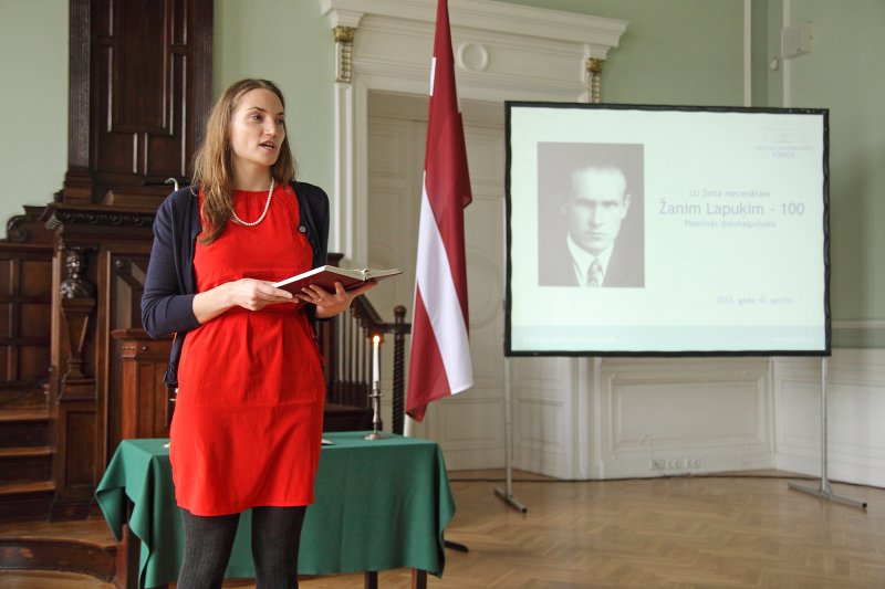 Latvijas Universitātes mecenātam Žanim Lapuķim – 100. Piemiņas dievkalpojums. Žaņa Lapuķa stipendiāte Līga Dzenīte.