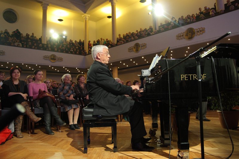 Raimonda Paula kora mūzikas koncerts «Tu esi Latvija!» Latvijas Universitātes Lielajā aulā. Maestro Raimonds Pauls.