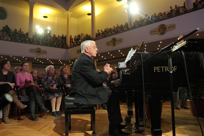 Raimonda Paula kora mūzikas koncerts «Tu esi Latvija!» Latvijas Universitātes Lielajā aulā. Maestro Raimonds Pauls.
