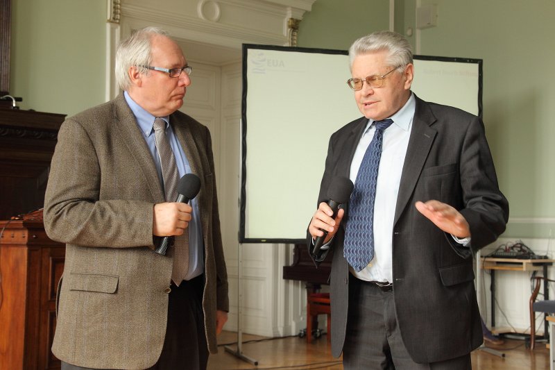 Seminārs «Globālie universitāšu reitingi un to ietekme». Profesors Andrejs Rauhvargers (pa kreisi) un 
LU Akadēmiskā departamenta direktors Ojārs Judrups.