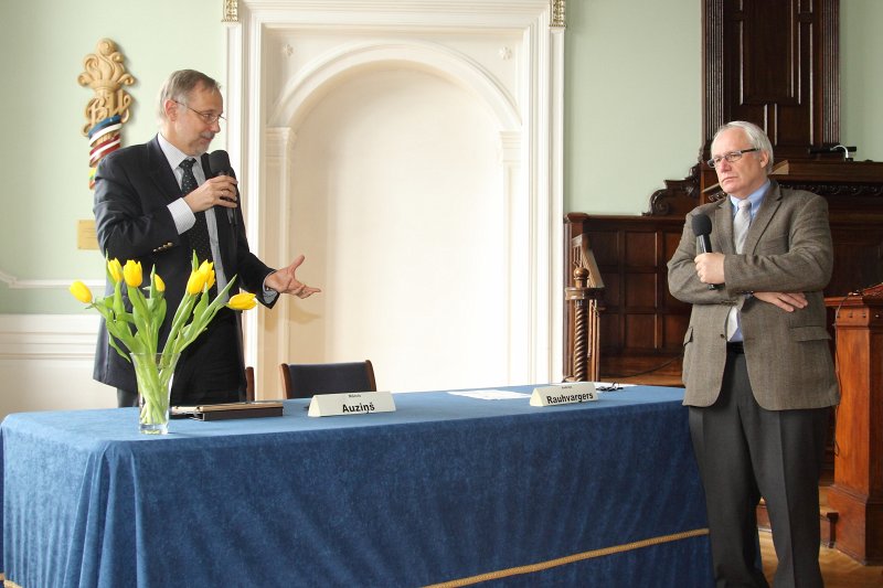 Seminārs «Globālie universitāšu reitingi un to ietekme». LU rektors profesors Mārcis Auziņš (pa kreisi) un 
profesors Andrejs Rauhvargers.