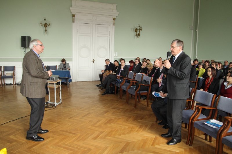 Seminārs «Globālie universitāšu reitingi un to ietekme». Profesors Andrejs Rauhvargers (pa kreisi) un 
LU mācību prorektors Andris Kangro.