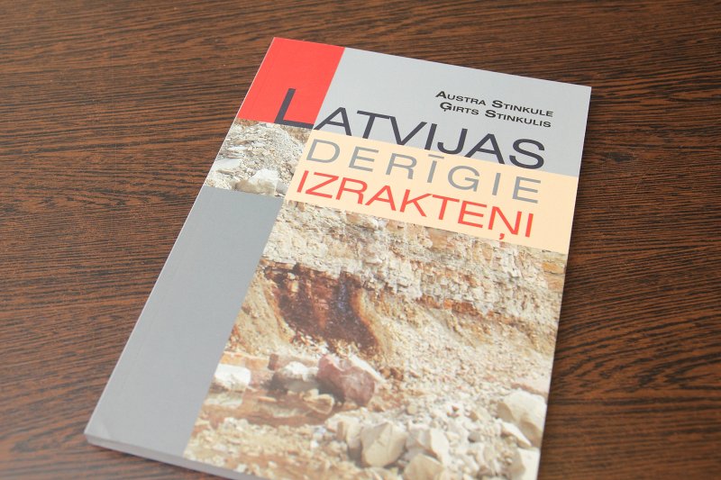 Grāmatas «Latvijas derīgie izrakteņi» prezentācija Latvijas Universitātes Bibliotēkas Zemes un vides zinātņu bibliotēkā. Grāmatas vāks.