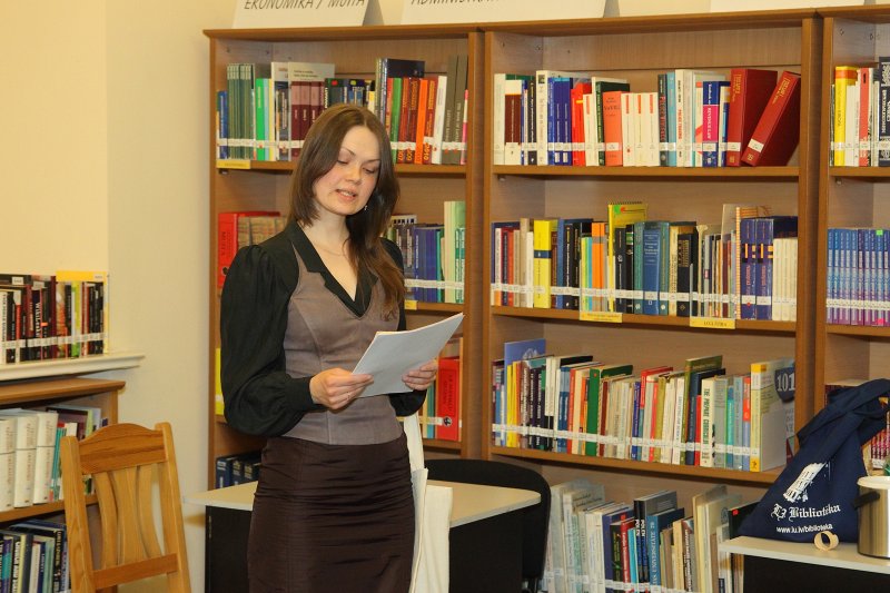 Izstādes «Brīvajiem brīžiem» atklāšana Latvijas Universitātes Bibliotēkas Daudznozaru bibliotēkā. null