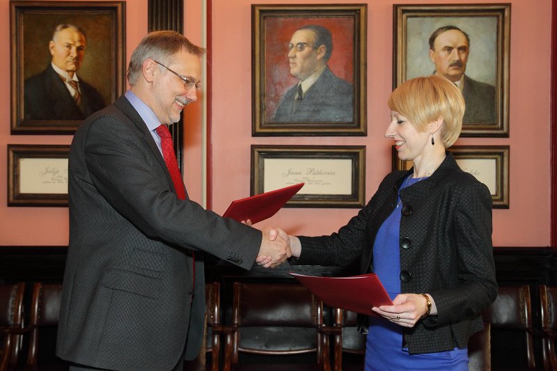 Sadarbības līguma starp Latvijas Universitāti un Valsts zemes dienestu parakstīšana. Latvijas Universitātes rektors prof. Mārcis Auziņš un Valsts zemes dienesta ģenerāldirektore Elita Baklāne-Ansberga.