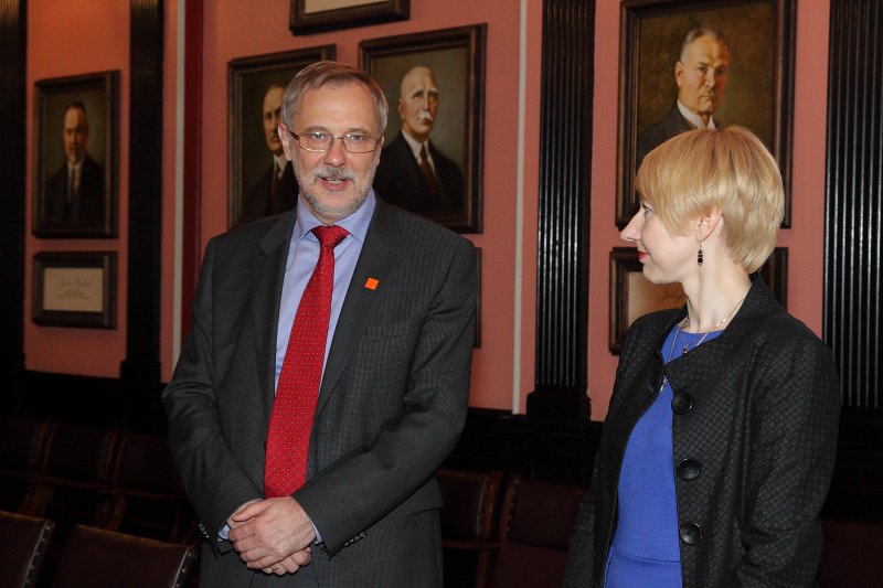 Sadarbības līguma starp Latvijas Universitāti un Valsts zemes dienestu parakstīšana. Latvijas Universitātes rektors prof. Mārcis Auziņš un Valsts zemes dienesta ģenerāldirektore Elita Baklāne-Ansberga.