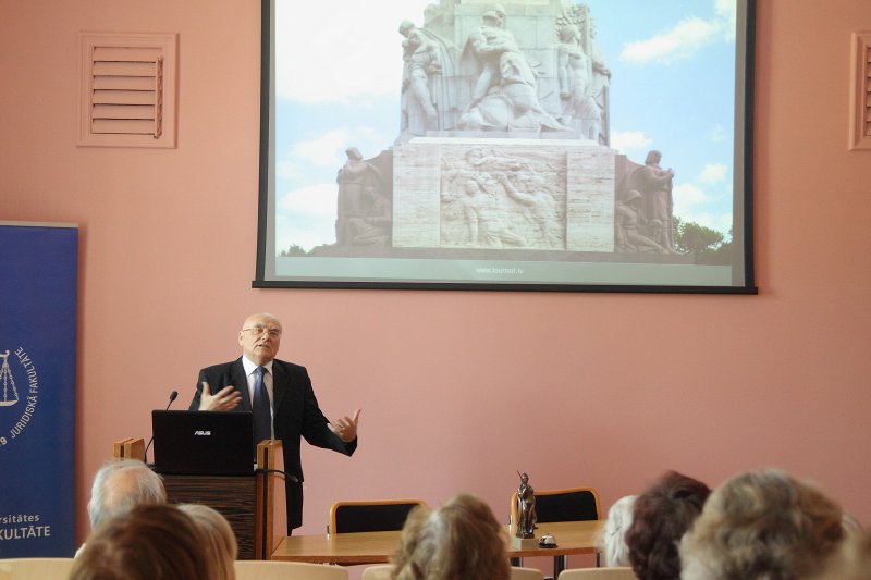 Latvijas Universitātes Senioru kluba lekcija «Pasaules nozīmes kultūras pieminekļi Rīgā». Lektors - mākslas zinātnieks Edgars Dubiņš.
